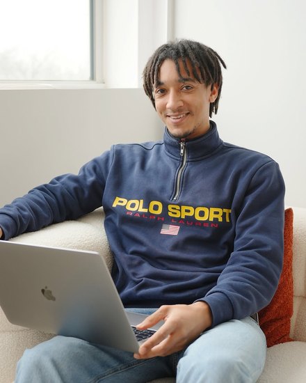 Kian Van den bussche, oprichter van Triple S, aan het werk achter zijn laptop