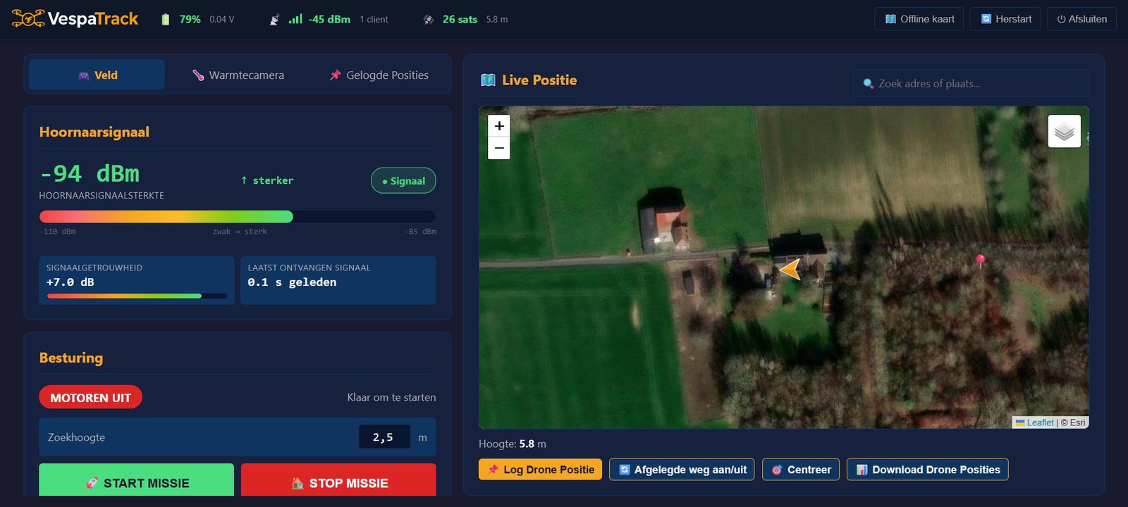 Het dashboard tijdens een missie: signaalsterkte, zoekhoogte en start/stop-knoppen naast de kaart