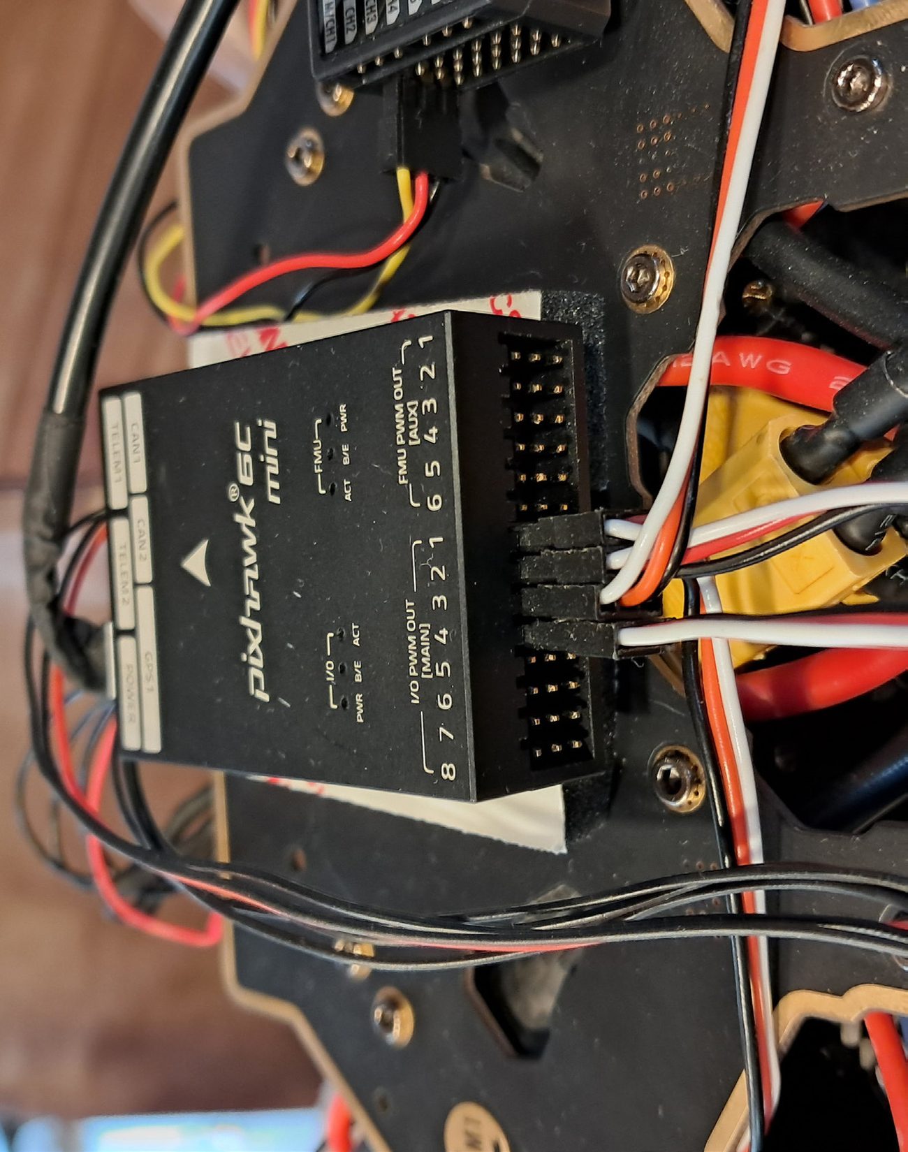 De vluchtcontroller met de bekabeling naar motoren en sensoren