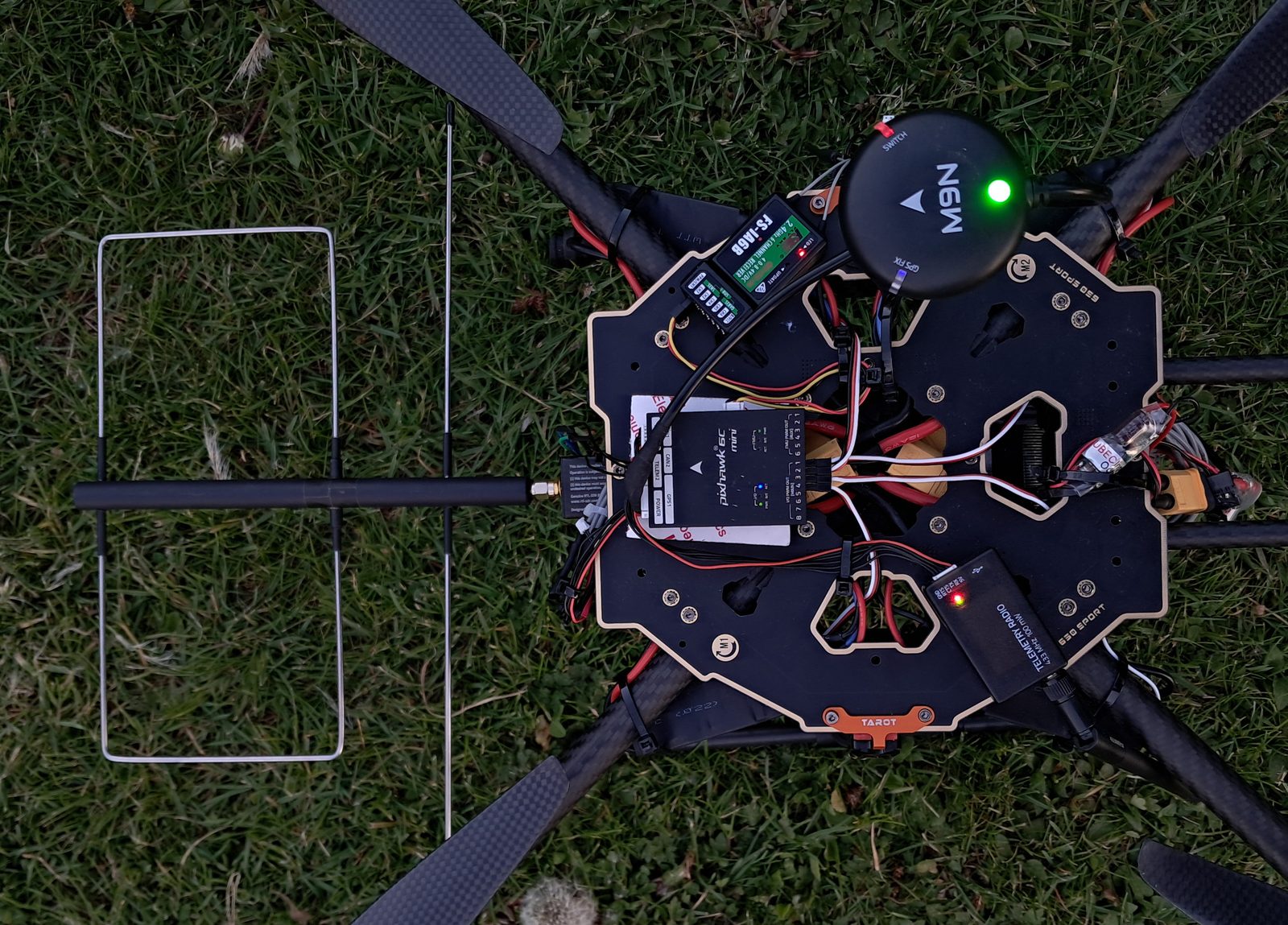 Bovenaanzicht van de drone met richtantenne, GPS-module en vluchtcontroller